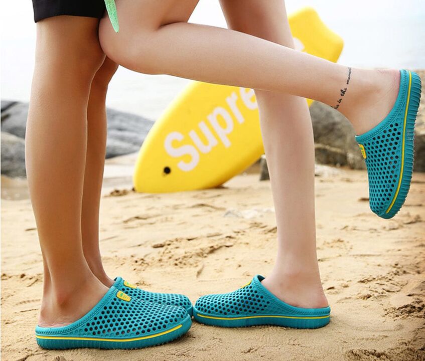 Mantar enfeksiyonunu önlemek için sahilde yürürken terlik giymeniz gerekir. 